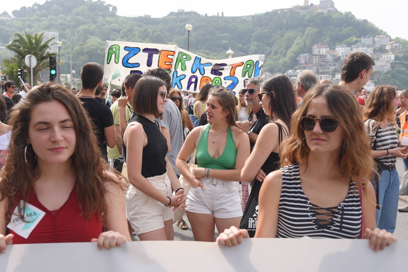 Fotos: Miles de personas reivindican por las calles de Donostia el uso del euskera