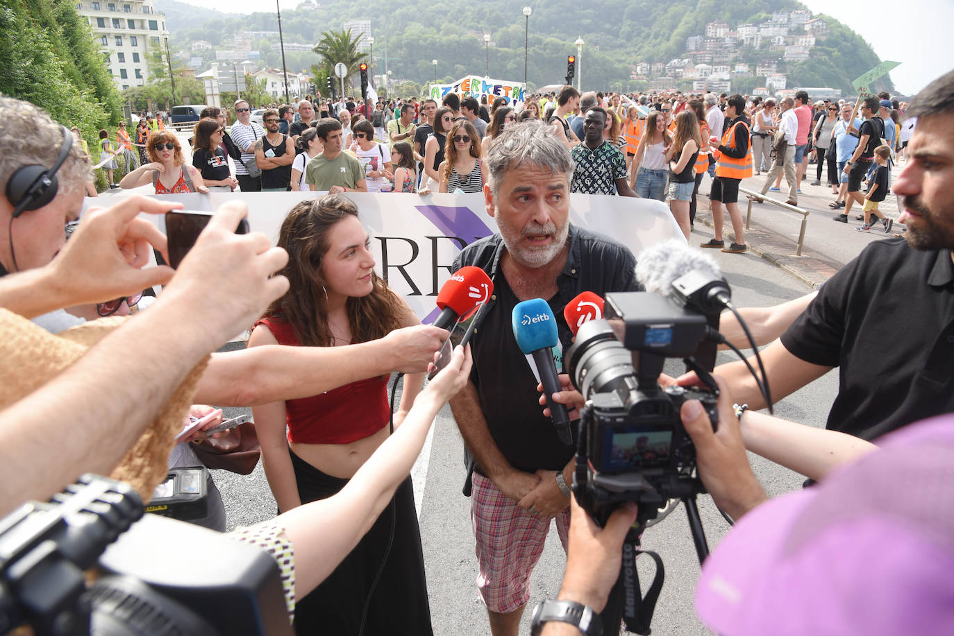 Fotos: Miles de personas reivindican por las calles de Donostia el uso del euskera