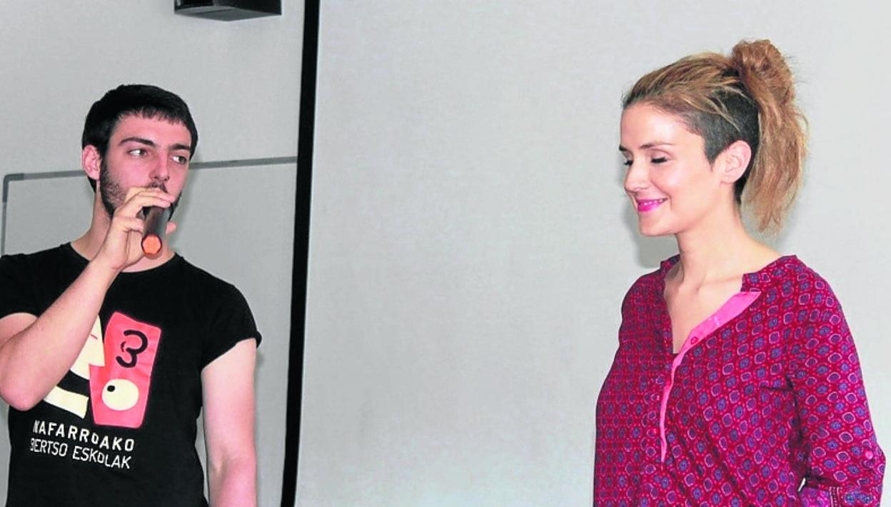 Alaia Martin eta Xabat Illarregi bertsolarien saioaz gozatu dute. 