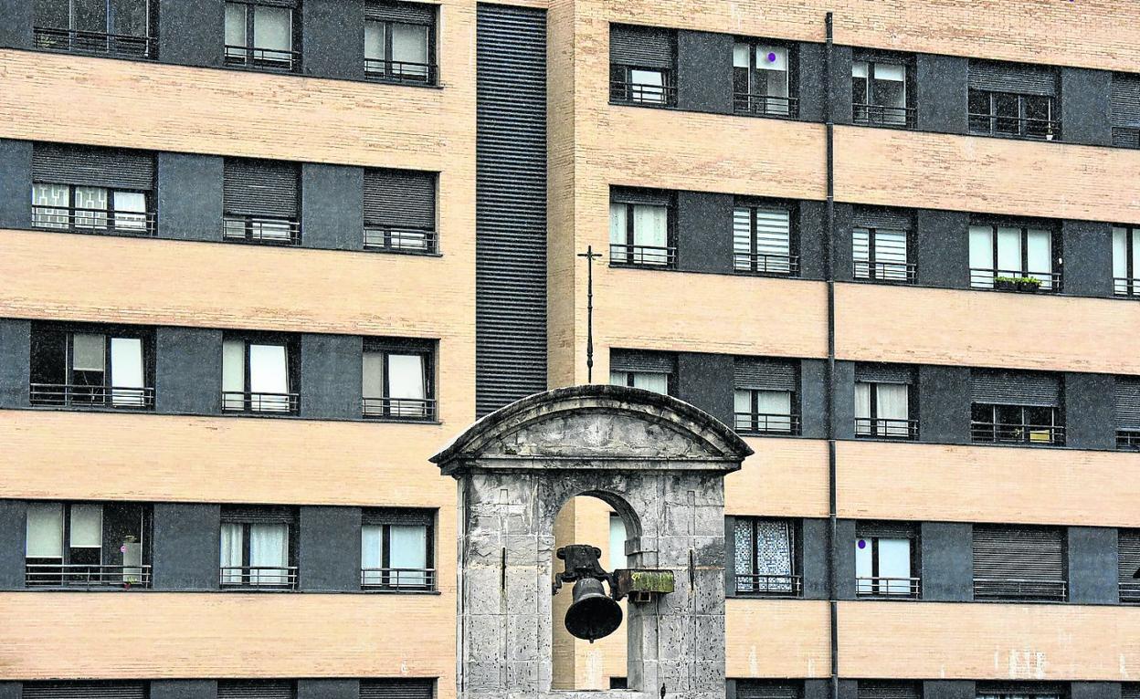 El Ayuntamiento presenta las líneas de trabajo que ha puesto en marcha para dar respuesta a la demanda de vivienda existente en Tolosa. 