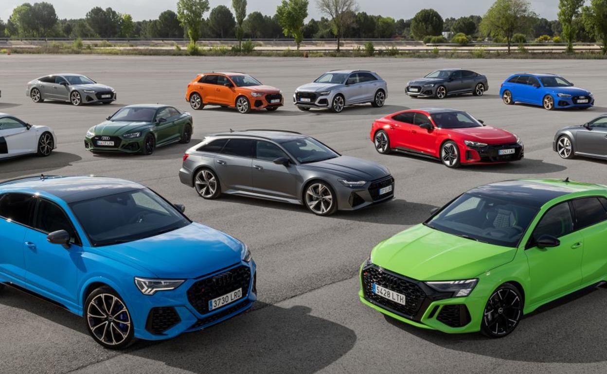 La gama RS de Audi posa en el Circuito de Los Arcos.Los nuevos Audi RS3 en carrocería Sportback (verde) y Sedán (gris). 