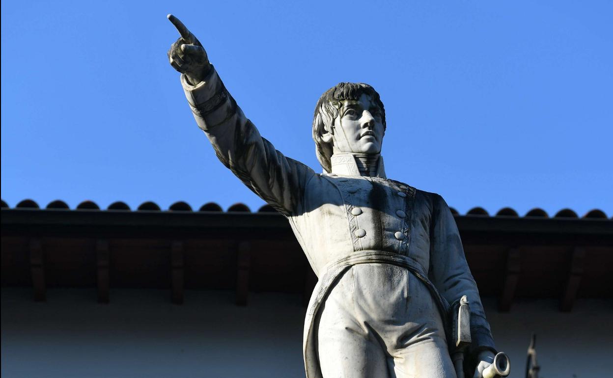 Estatua de Churruca en Mutriku levantada por acuerdo de las Juntas Generales de Gipuzkoa en 1865. 