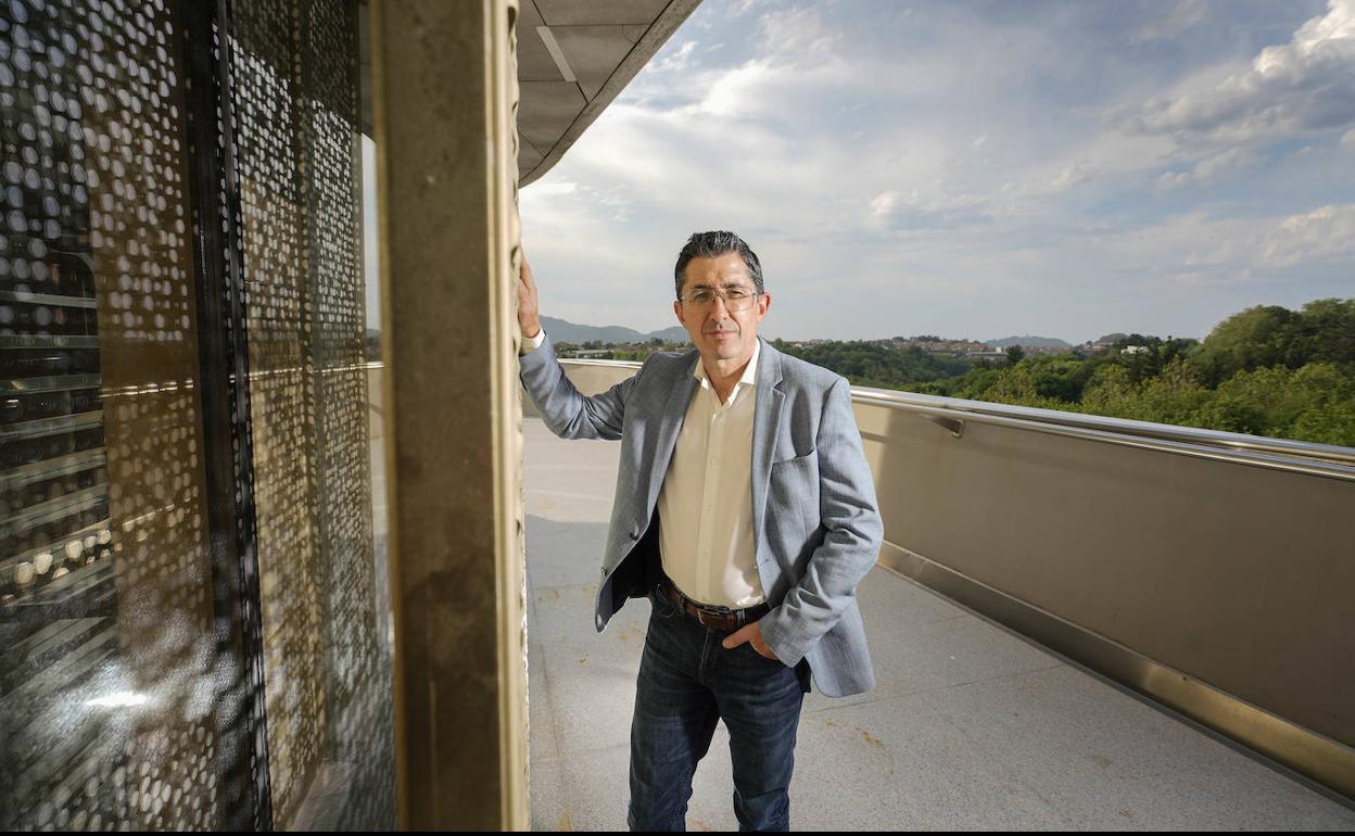 Joxe Mari Aizega posa en una de las terrazas de la sede del BCC en Miramon.