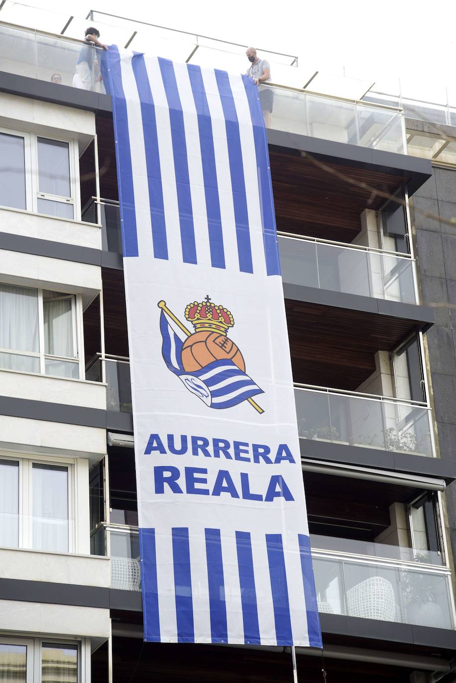 Apenas dos días antes de la final de Copa, los vecinos del mago de Molenbeek desplegaron una gran bandera en su vivienda de Donostia.