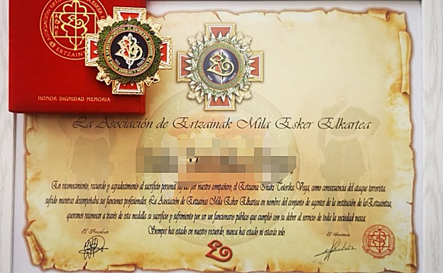 Medalla y diploma de Mila Esker que recibirán hoy, a título póstumo, los agentes homenajeados.