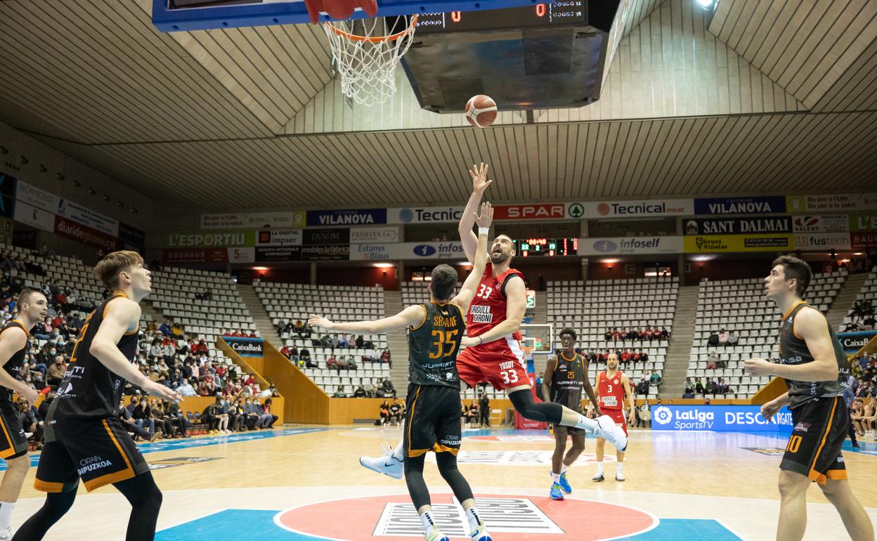 Marc Gasol lanza a canasta en el partido que disputaron Girona y Juaristi en la segunda vuelta.