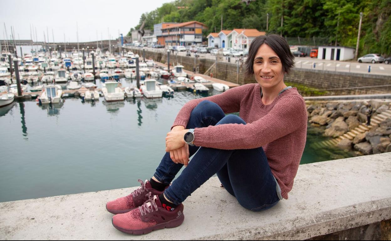 Oihana Kortazar posa sonriente en el puerto de Mutriku antes de la Zegama-Aizkorri