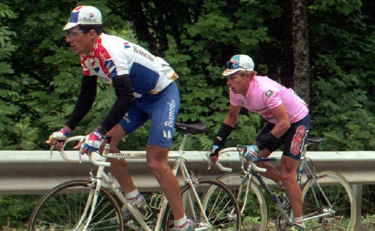 Miguel Indurain y Eugeni Berzin, con la maglia rosa, en la etapa de Aprica de 1994. 