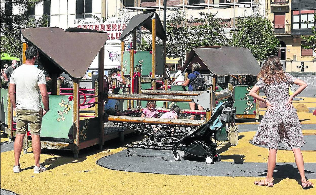 Las familias vascas con niños menores de tres años podrán acceder a la ayuda mensual de 200 euros a partir de enero de 2023. 