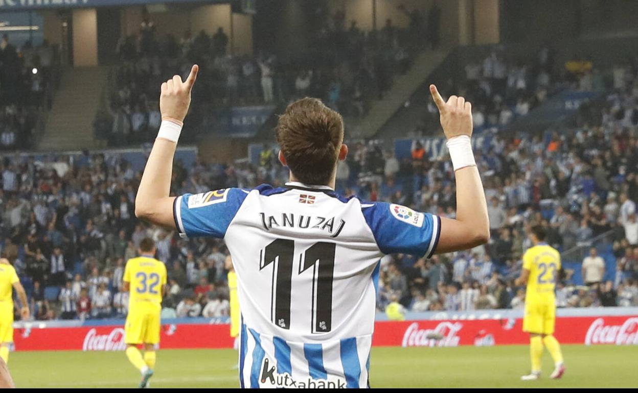 Adnan Januzaj celebra un reciente gol marcado en el Reale Arena