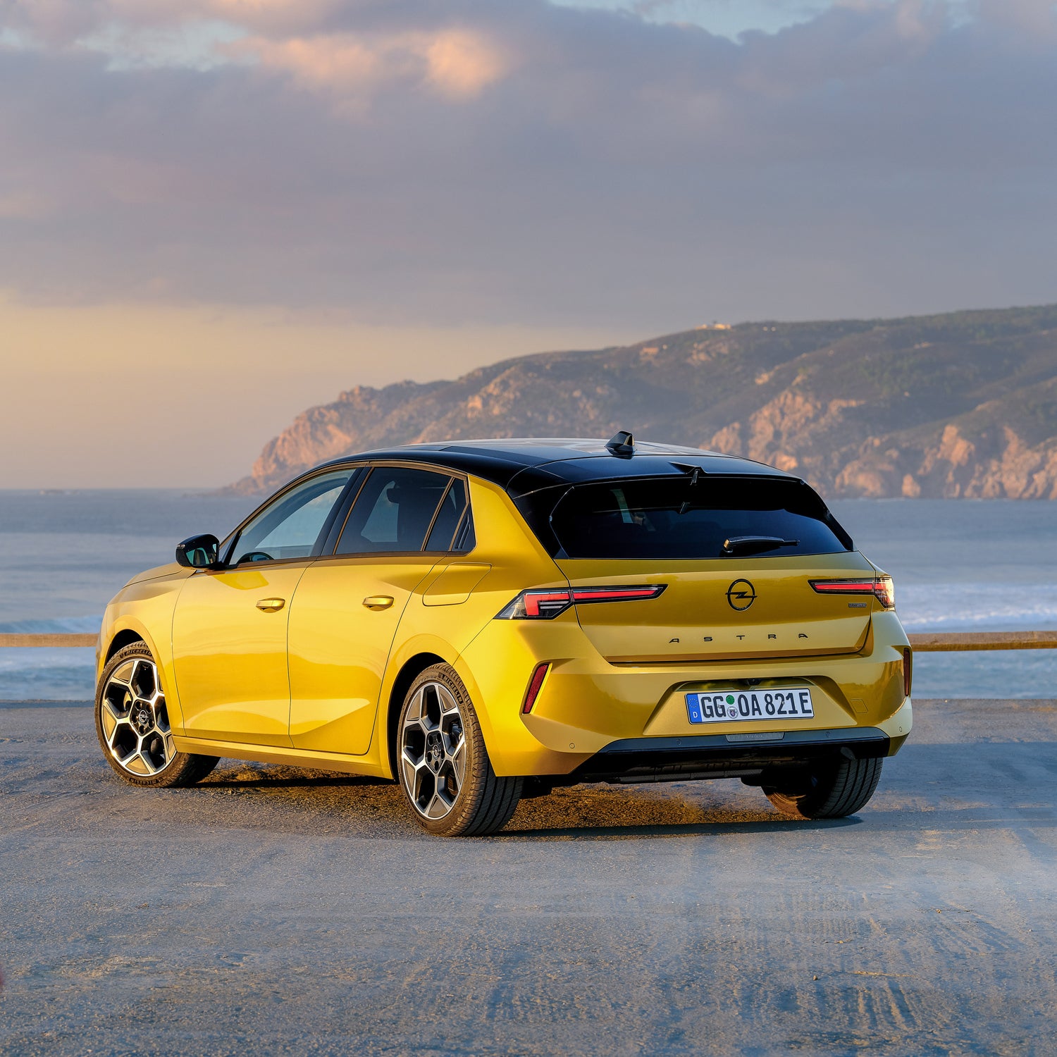 Con el nuevo 'lenguaje', neo-retro, de diseño de las últimas propuestas de Opel, al nuevo Astra tiene un magnifico aspecto. Su interior es totalmente digital.