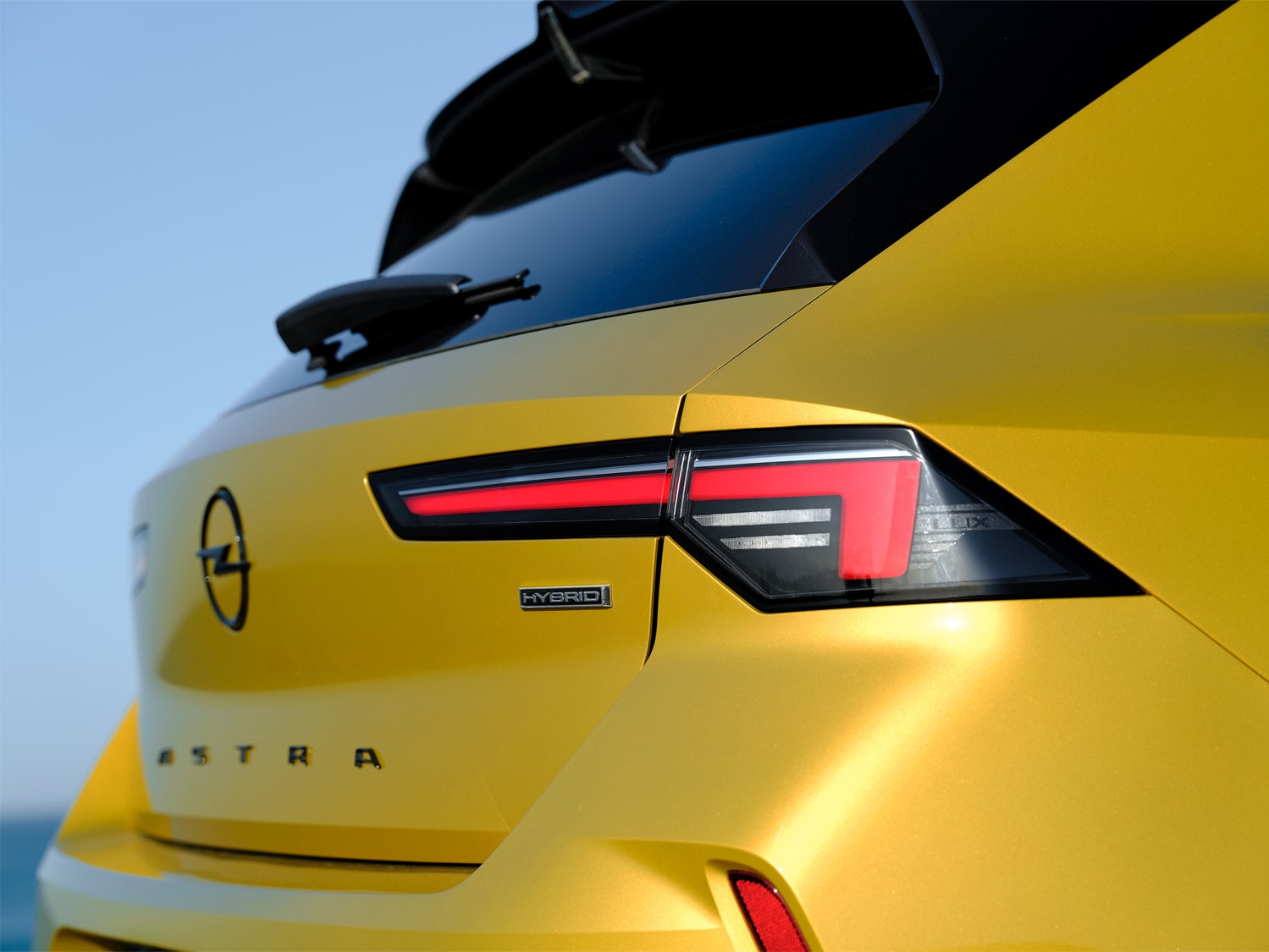 Además de mecánicas convencionales, gasolina y gasóleo, aparece una versión híbrida enchufable con una autonomía eléctrica de 60 km. 