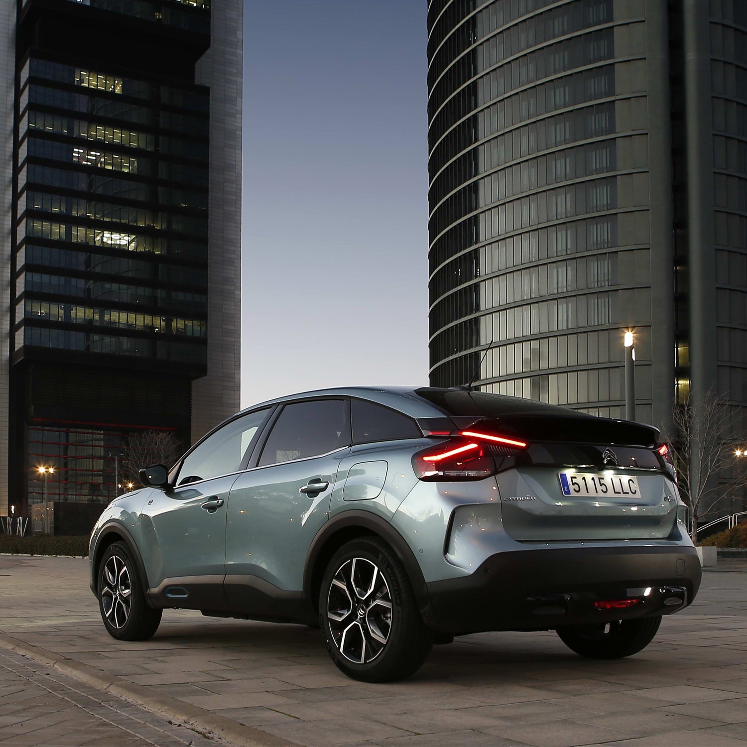 Es uno de los éxitos del mercado de coches 100% eléctricos. Su autonomía llega a los 357 km. con un gran confort de marcha. 