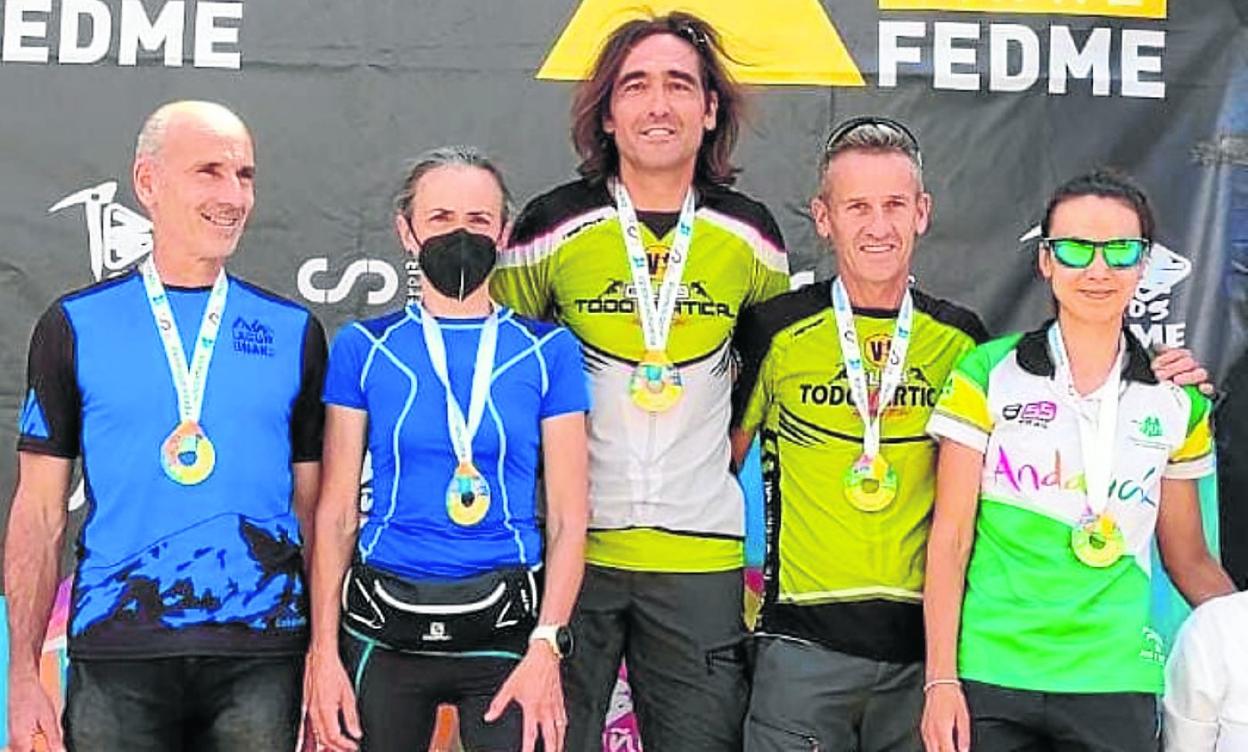 Zelaia, ezkerretik aurrena, Castro Valnerako Igoeraren podiumean. 