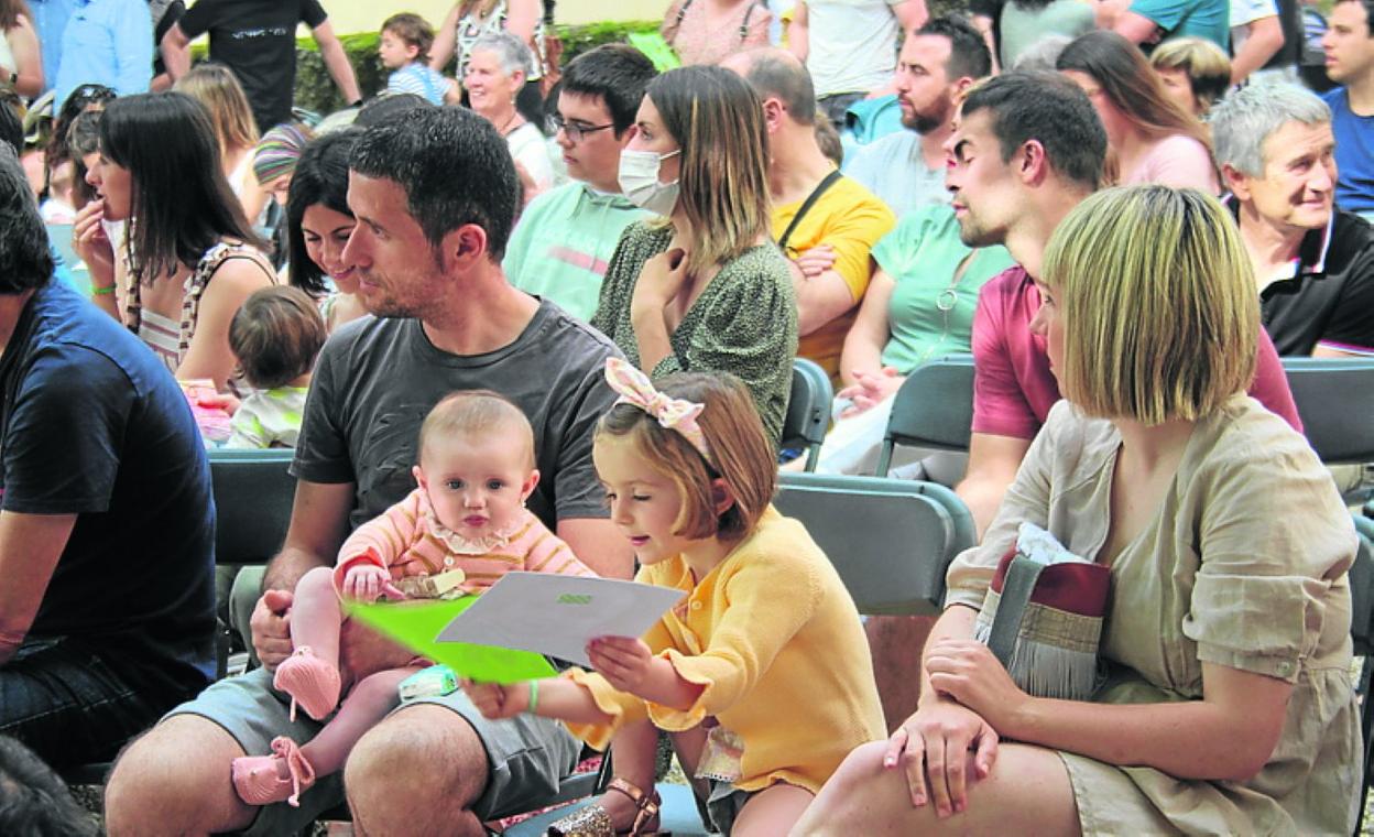 Guztira 55 haurrek parte hartu dute ongietorrian. Inoizko atsolorrarik parte-hartzaileena. 