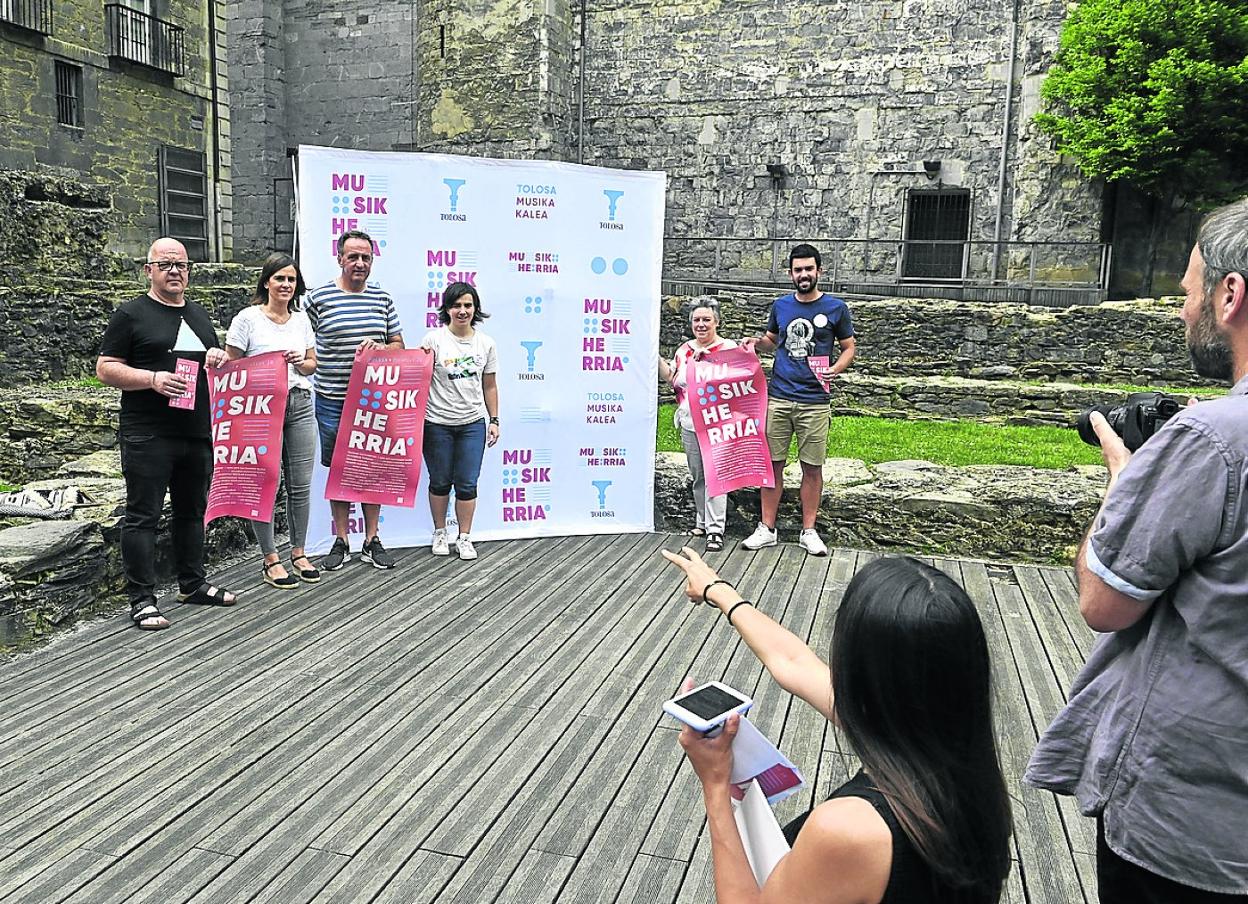 El grupo de organización de la iniciativa posa junto al cartel de este año. 