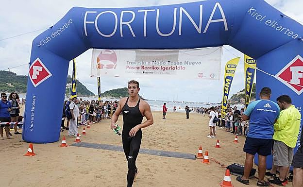 El nadador riojano Marcos Godoy vención en la última edición de la Travesía del Paseo Nuevo. 