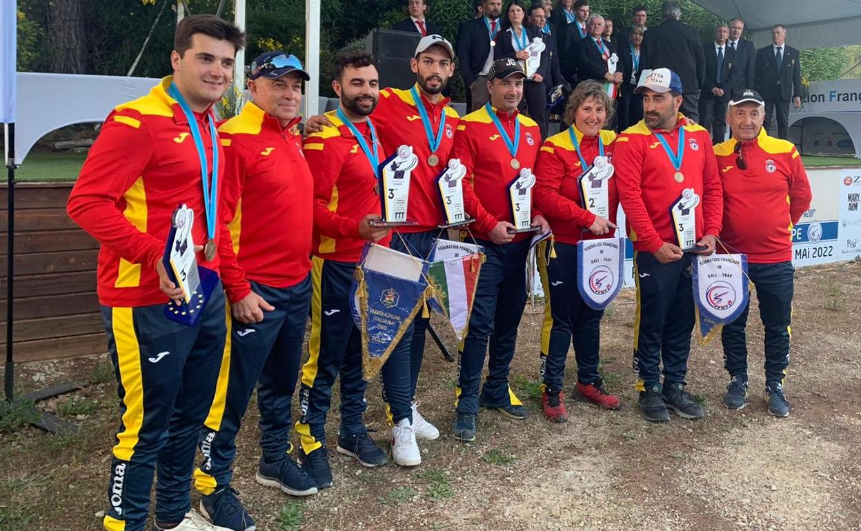 La selección española posa en la recogida de trofeos. 