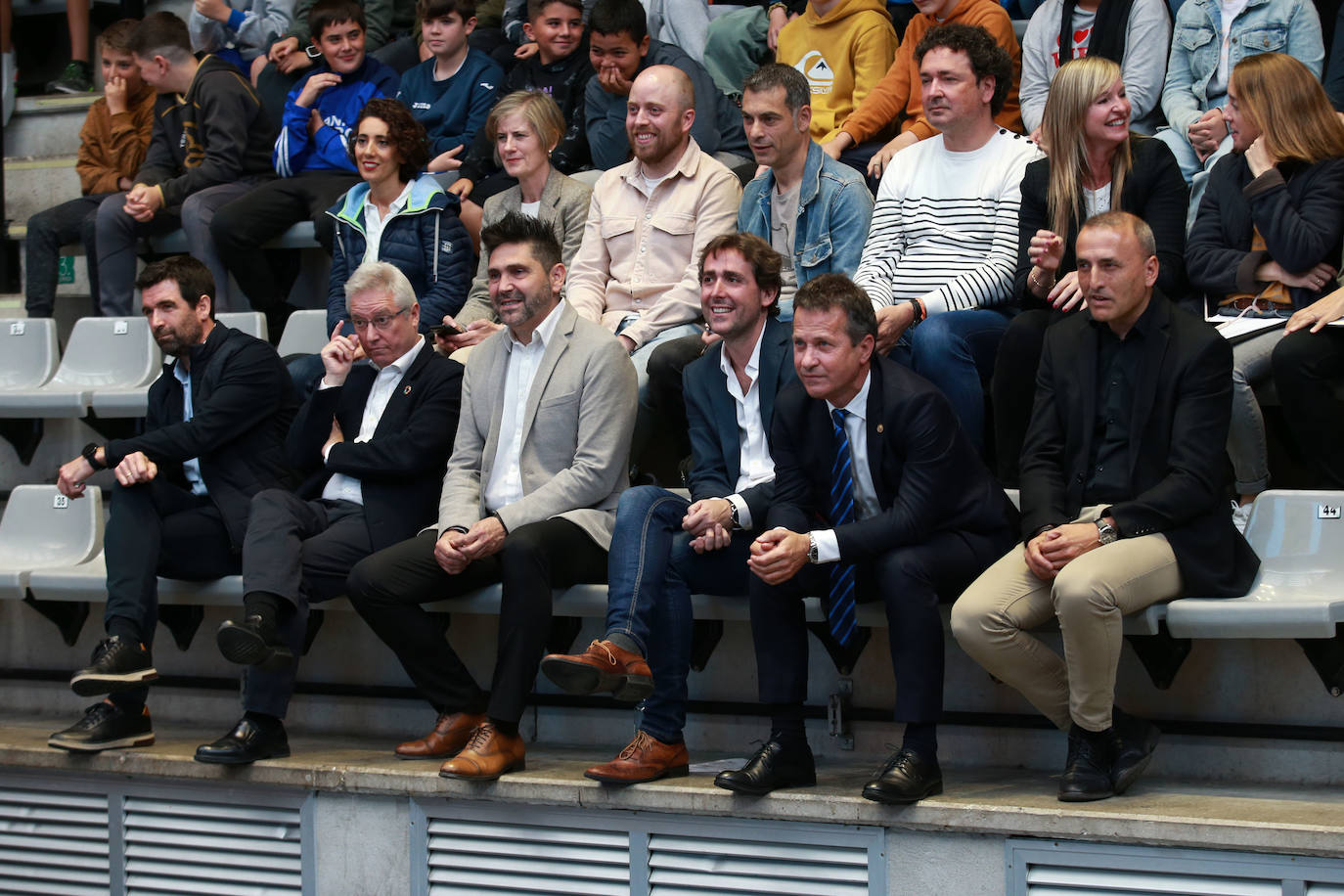 Representantes de El Diario Vasco, la Diputación y el Gobierno Vasco, en el frontón Beloki de Zumarraga.