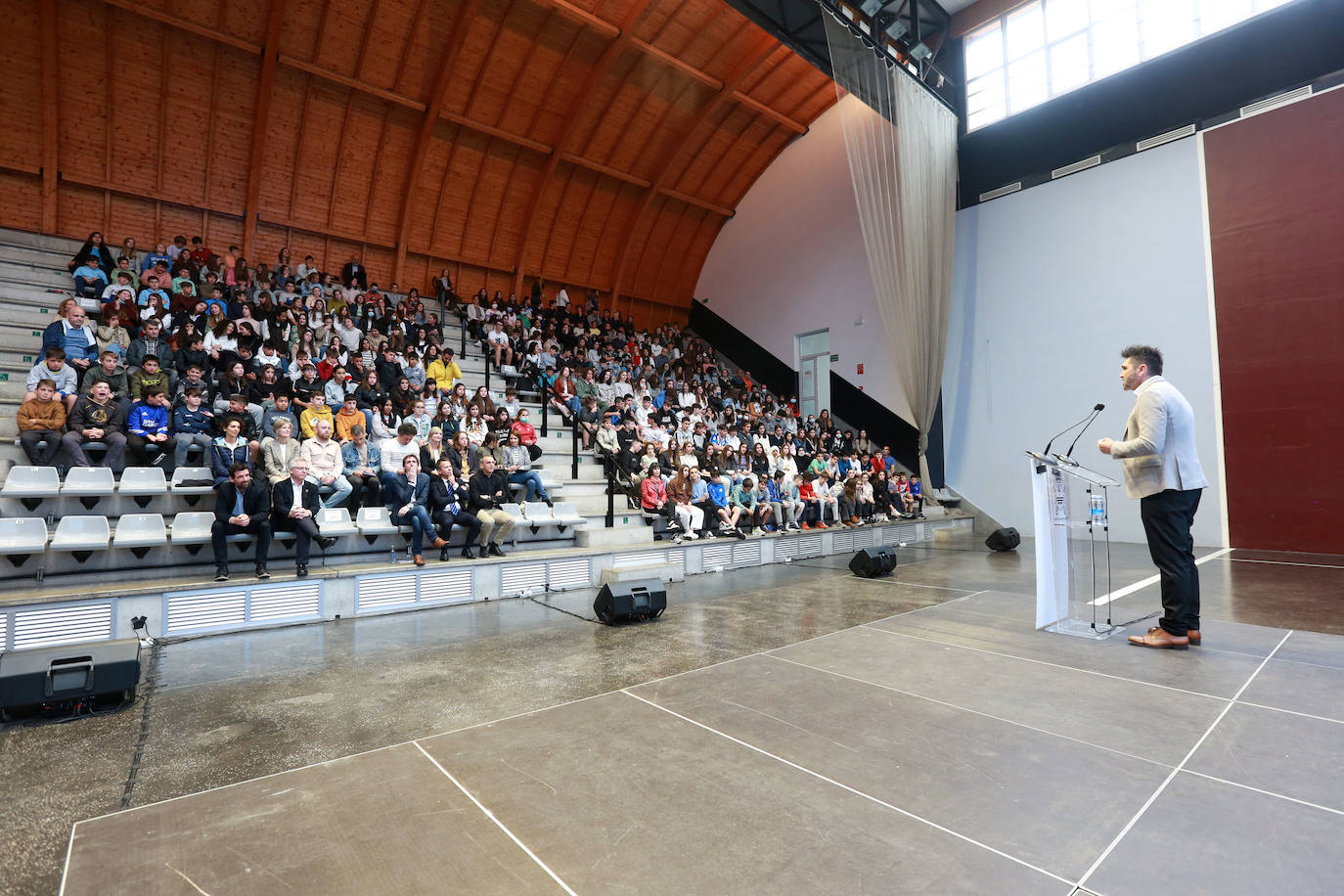 Mikel Serrano, alcalde de Zumarraga, hablando para todo el público.