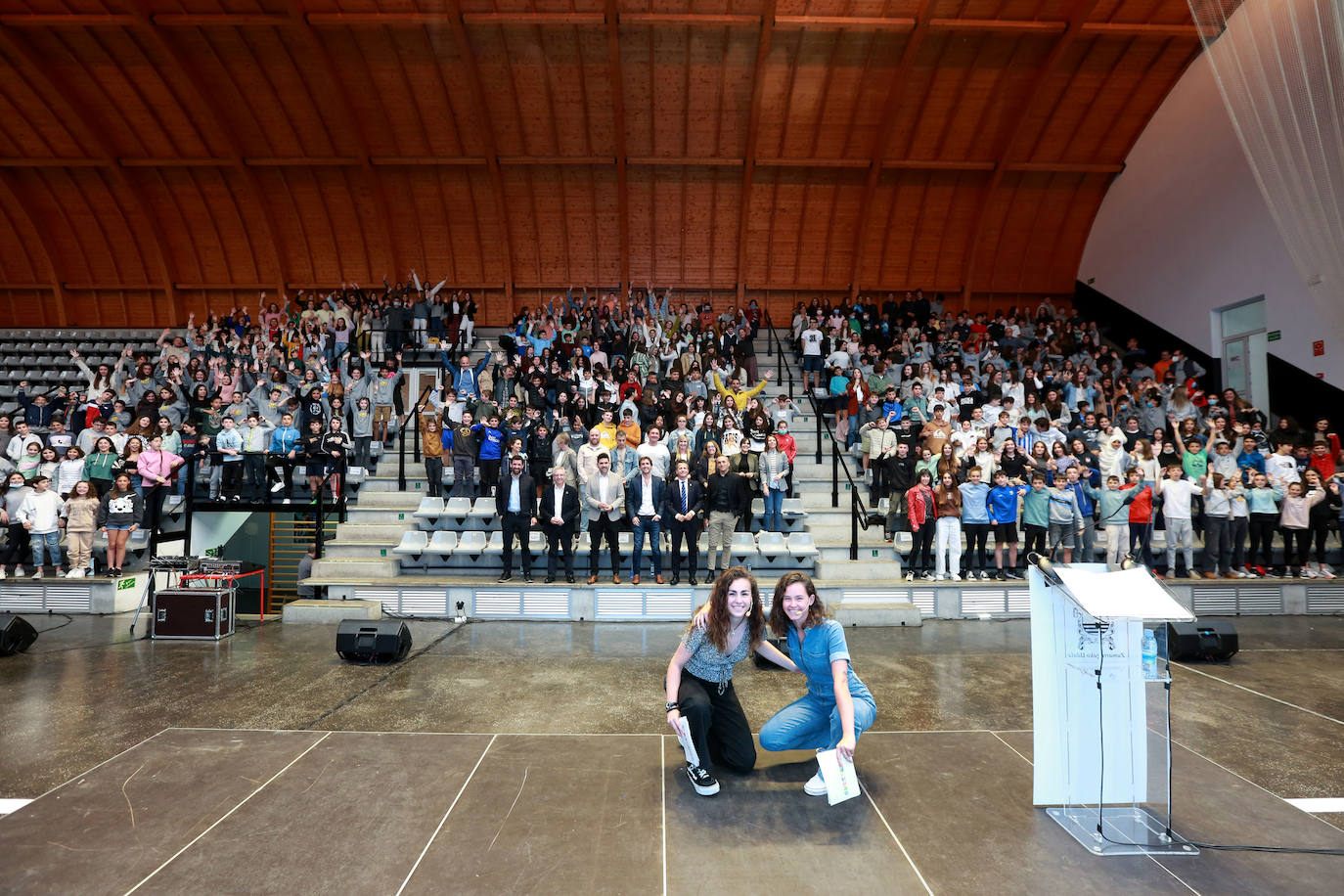 Las actrices de la serie 'Irabazi arte', con todos los presentes en la gala.