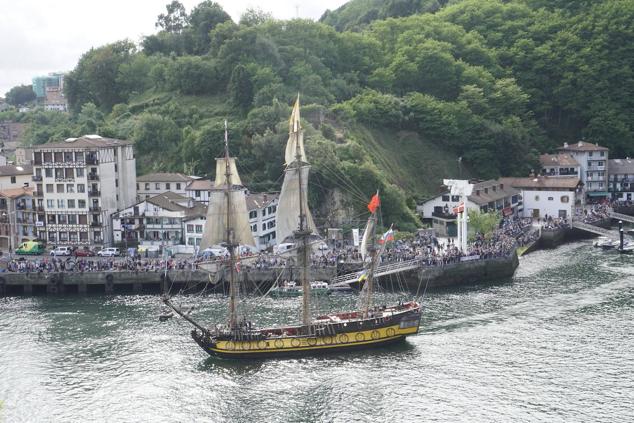 Fotos de los barcos del Itsa FEstibala en La bahía de Pasaia