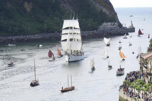 Fotos de los barcos del Itsa FEstibala en La bahía de Pasaia