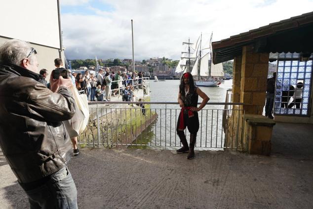 Fotos de los barcos del Itsa FEstibala en La bahía de Pasaia