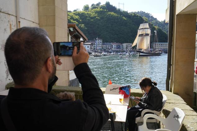 Fotos de los barcos del Itsa FEstibala en La bahía de Pasaia