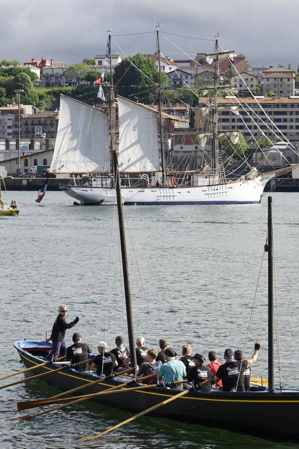 Fotos de los barcos del Itsa FEstibala en La bahía de Pasaia