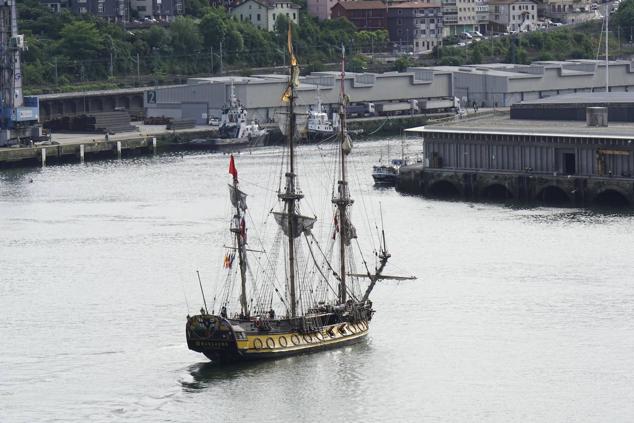 Fotos de los barcos del Itsa FEstibala en La bahía de Pasaia