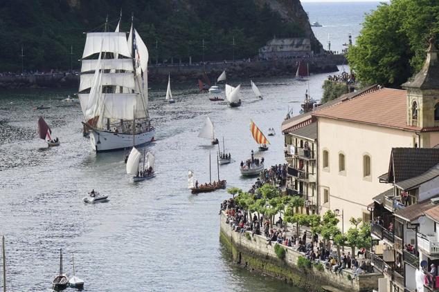Fotos de los barcos del Itsa FEstibala en La bahía de Pasaia