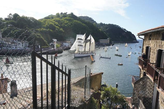 Fotos de los barcos del Itsa FEstibala en La bahía de Pasaia