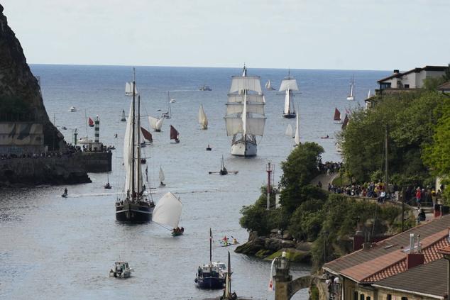 Fotos de los barcos del Itsa FEstibala en La bahía de Pasaia