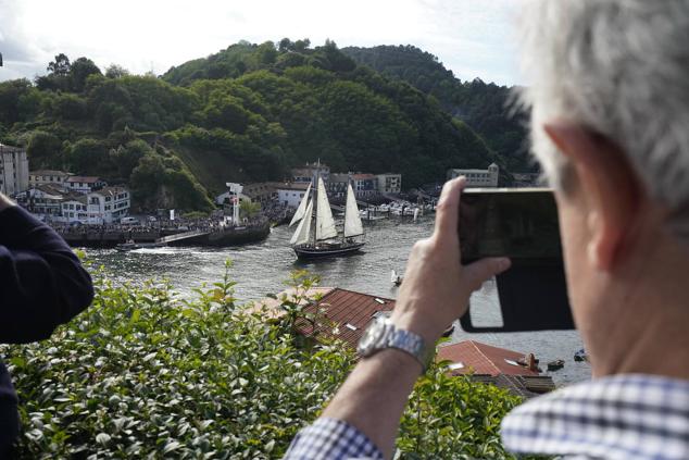 Fotos de los barcos del Itsa FEstibala en La bahía de Pasaia