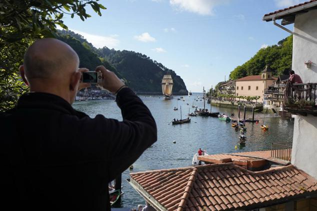 Fotos de los barcos del Itsa FEstibala en La bahía de Pasaia
