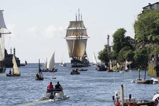 Fotos de los barcos del Itsa FEstibala en La bahía de Pasaia