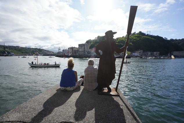 Fotos de los barcos del Itsa FEstibala en La bahía de Pasaia