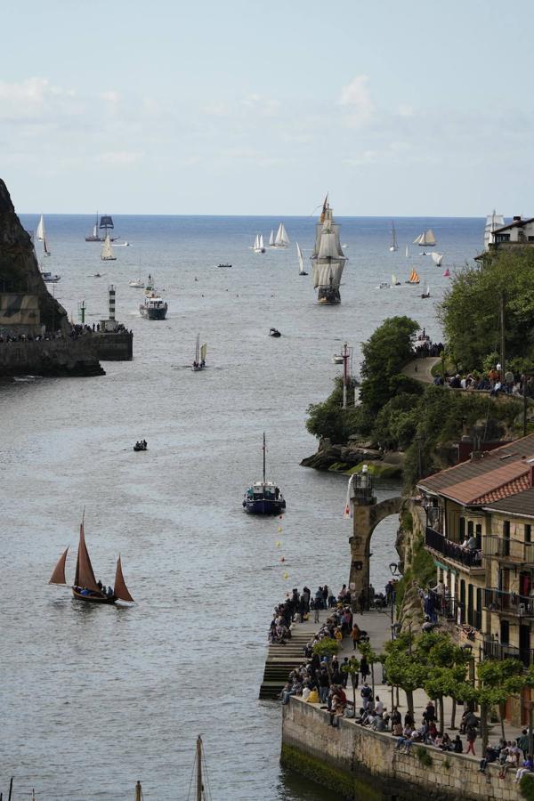 Fotos de los barcos del Itsa FEstibala en La bahía de Pasaia