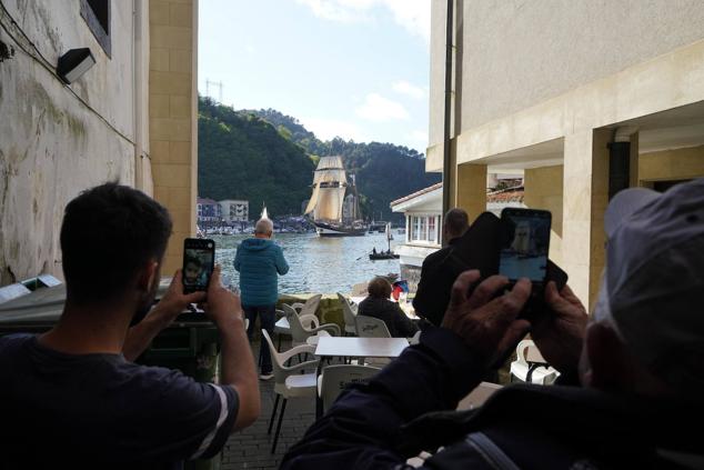 Fotos de los barcos del Itsa FEstibala en La bahía de Pasaia
