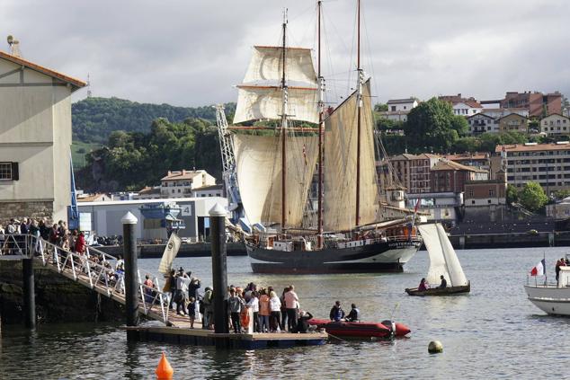Fotos de los barcos del Itsa FEstibala en La bahía de Pasaia