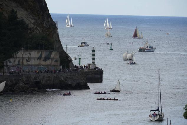 Fotos de los barcos del Itsa FEstibala en La bahía de Pasaia