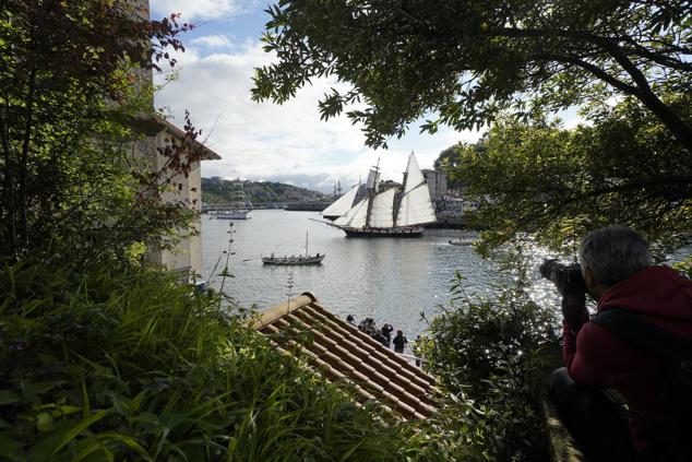 Fotos de los barcos del Itsa FEstibala en La bahía de Pasaia