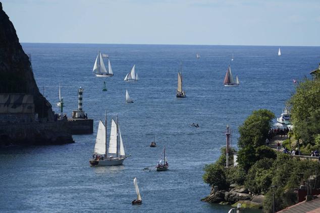 Fotos de los barcos del Itsa FEstibala en La bahía de Pasaia
