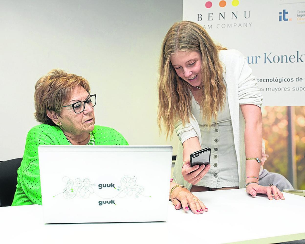 Las personas mayores aprenderán a utilizar la tecnología en su día a día.