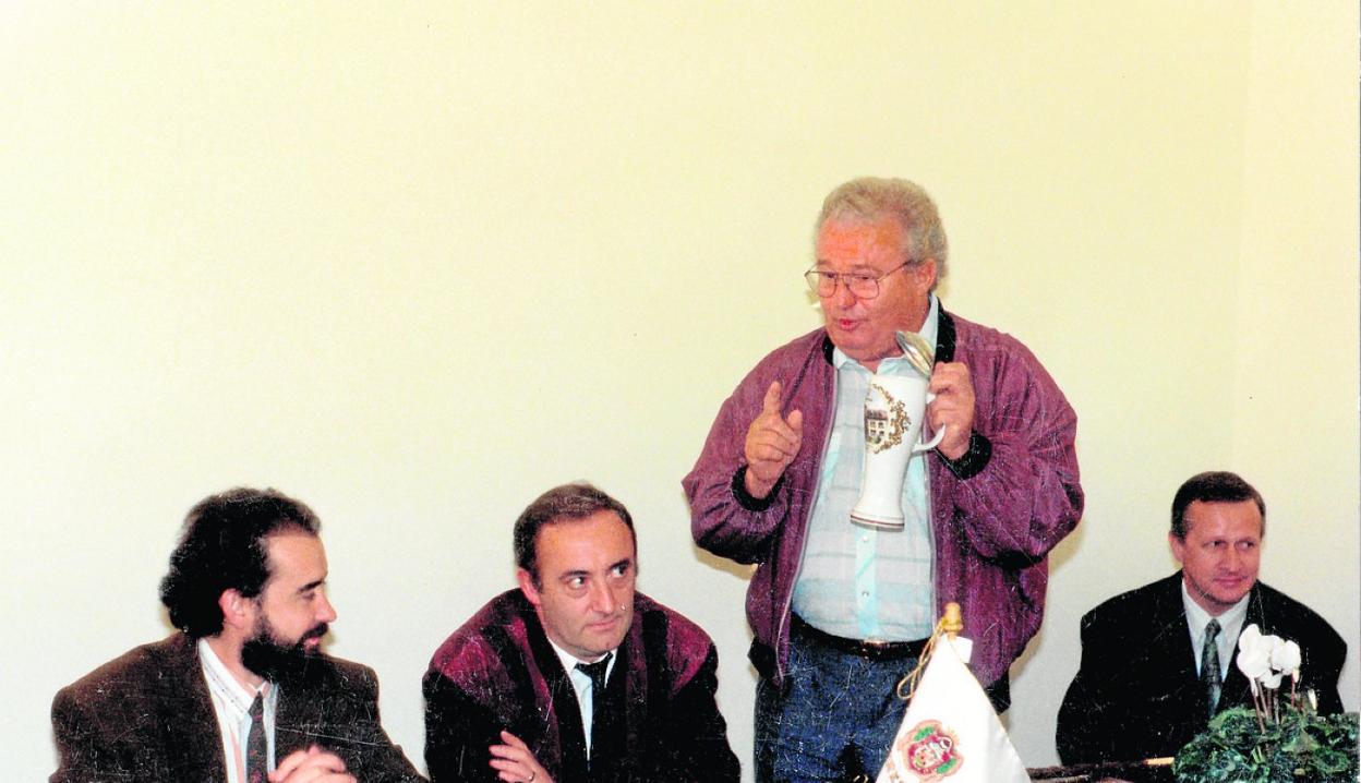 El acalde Albrecht Frishter, obsequiando con unas jarras típicas de su región en el año 1990. 