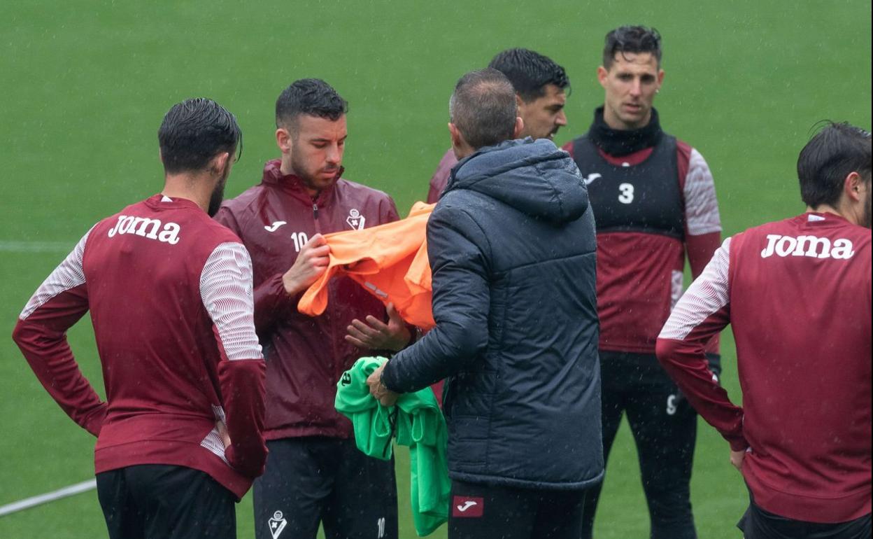 Garitano reparte petos en un entrenamiento. Venancio, duda este domingo, mira de reojo. 