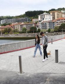 Imagen secundaria 2 - Varios vecinos cruzan y observan cómo ha quedado el puente, que colapsó en 2018, como se ve en la imagen. 