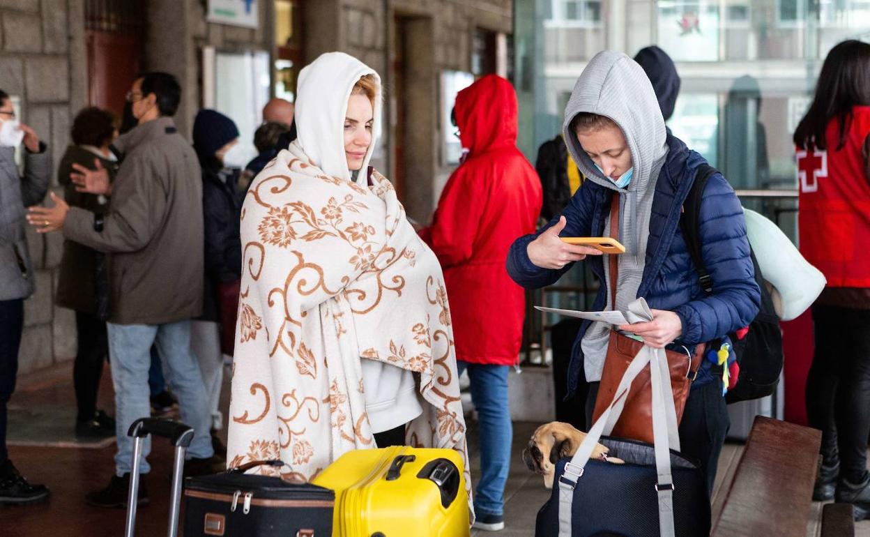 Dos mujeres ucranianas, a su llegada a la estación de Irun huyendo de la guerra.