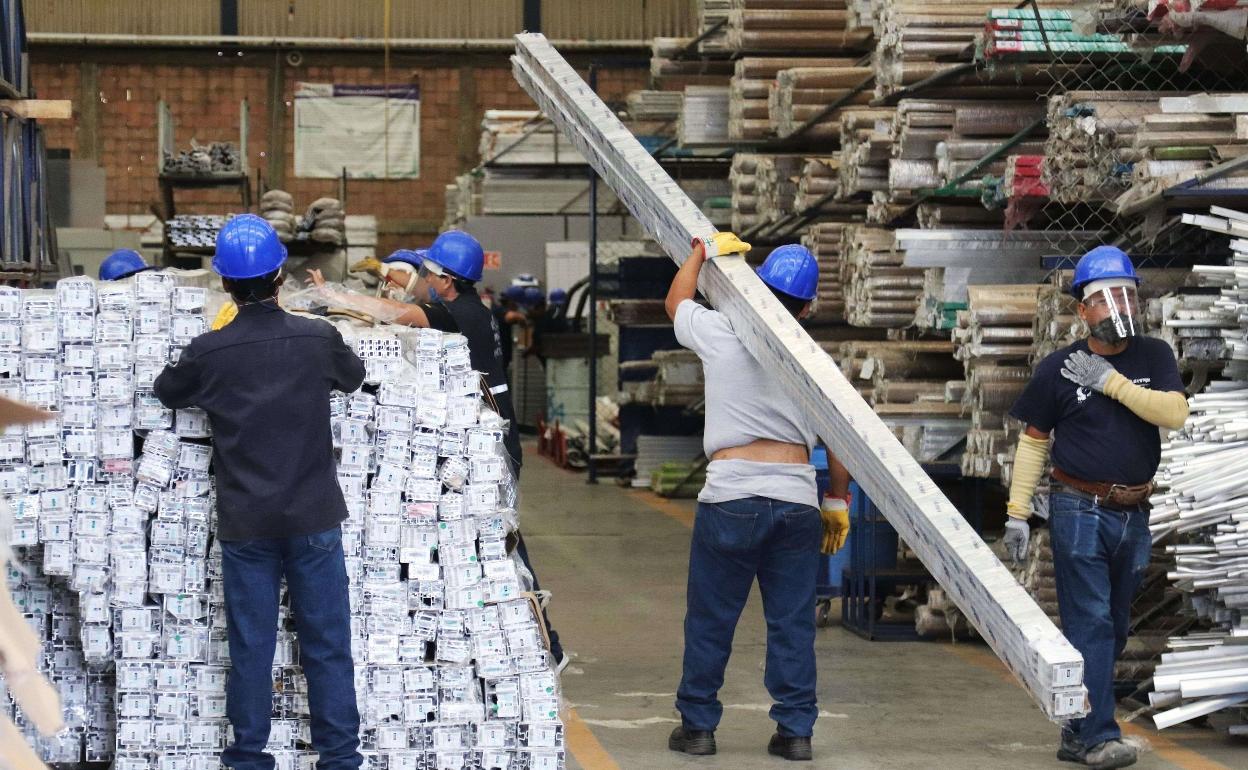 Trabajadores en una fábrica. 